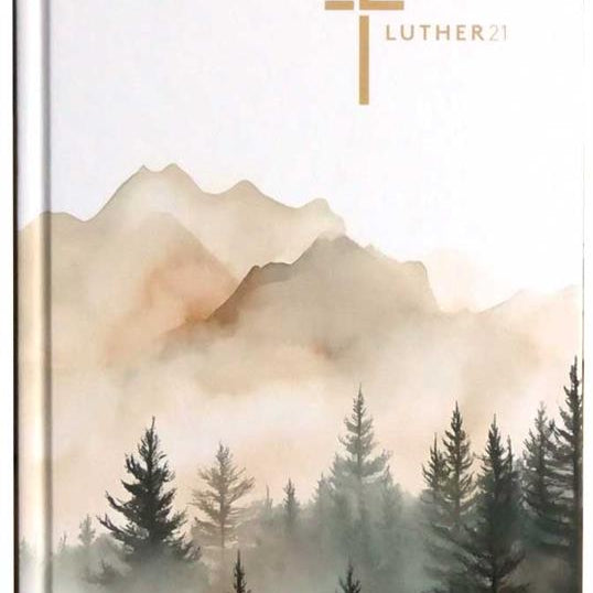 Luther21 Bibel, Standardausgabe mit Berglandschaften auf dem Cover, großes Buch in der hand, deutsche Bibel nach Martin Luther