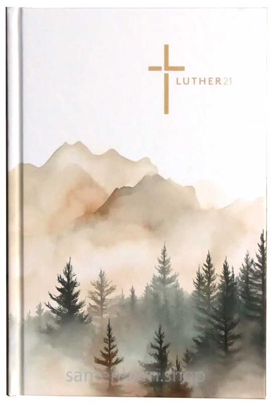 Luther21 Bibel, Standardausgabe mit Berglandschaften auf dem Cover, großes Buch in der hand, deutsche Bibel nach Martin Luther