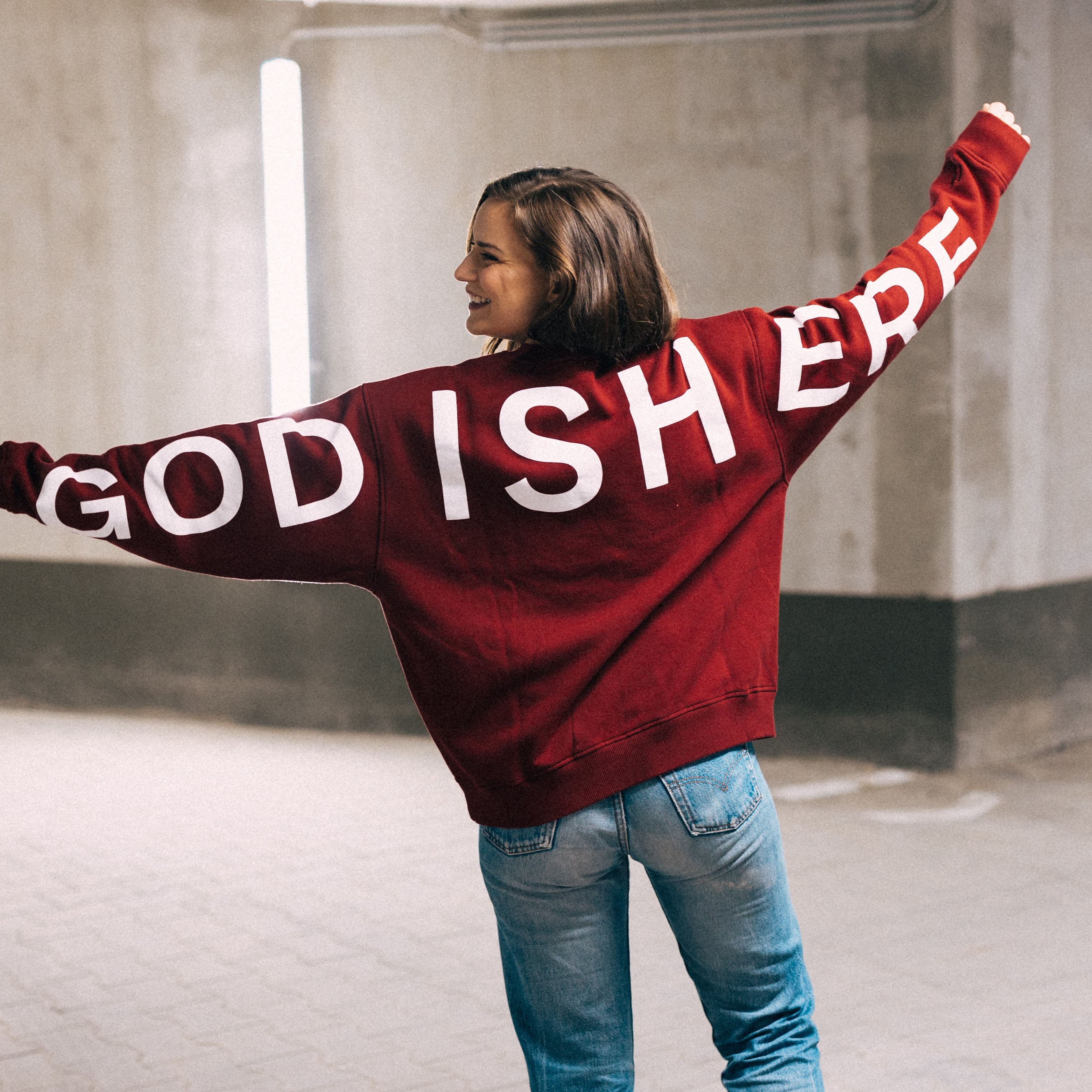 Sweater | GOD IS HERE | color Edition 2025 - Vorbestellung