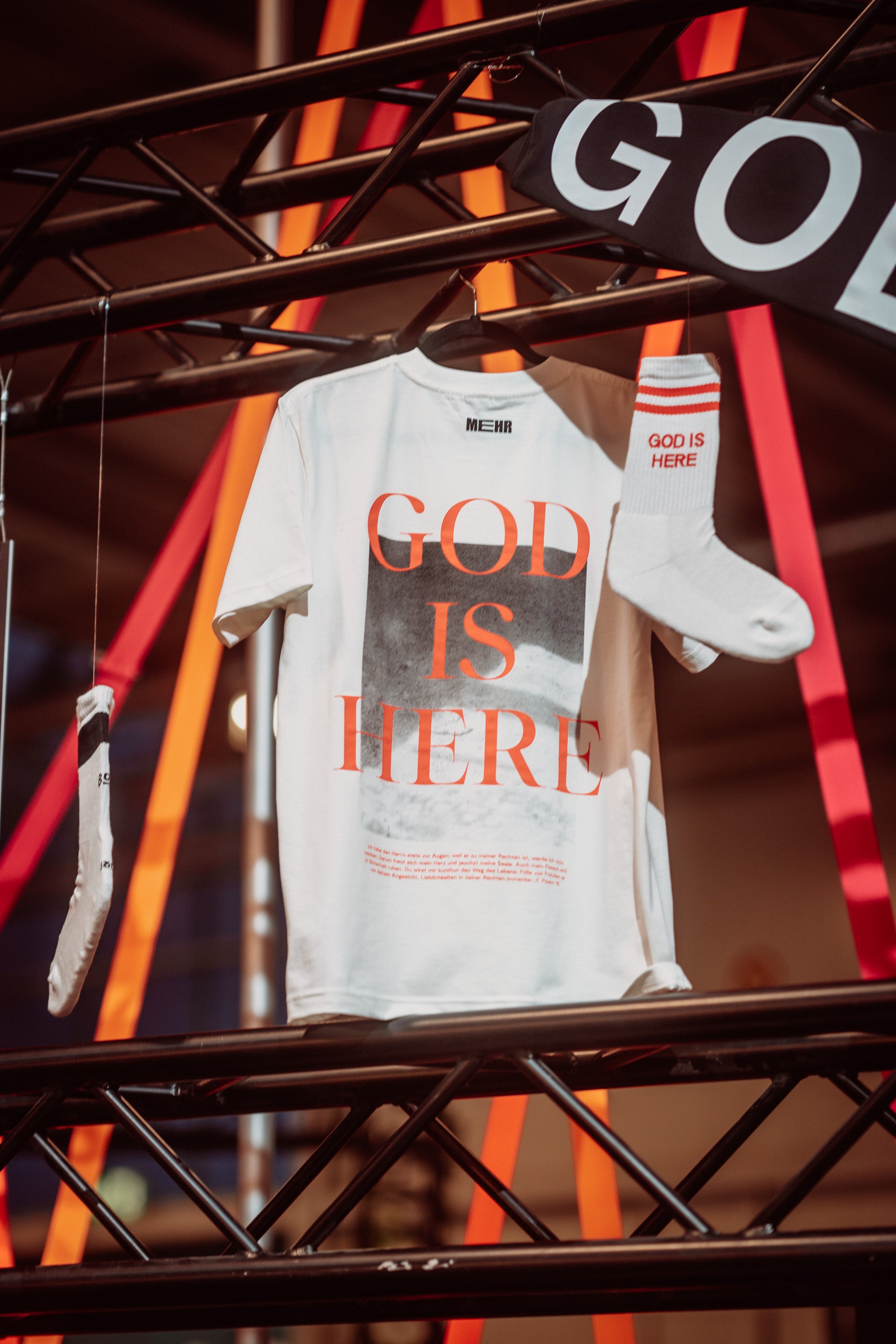 T-Shirt | GOD IS HERE