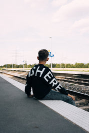 Sweater | GOD IS HERE | Edition 2026 - schwarz