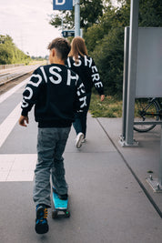 Sweater | GOD IS HERE | Edition 2026 - schwarz