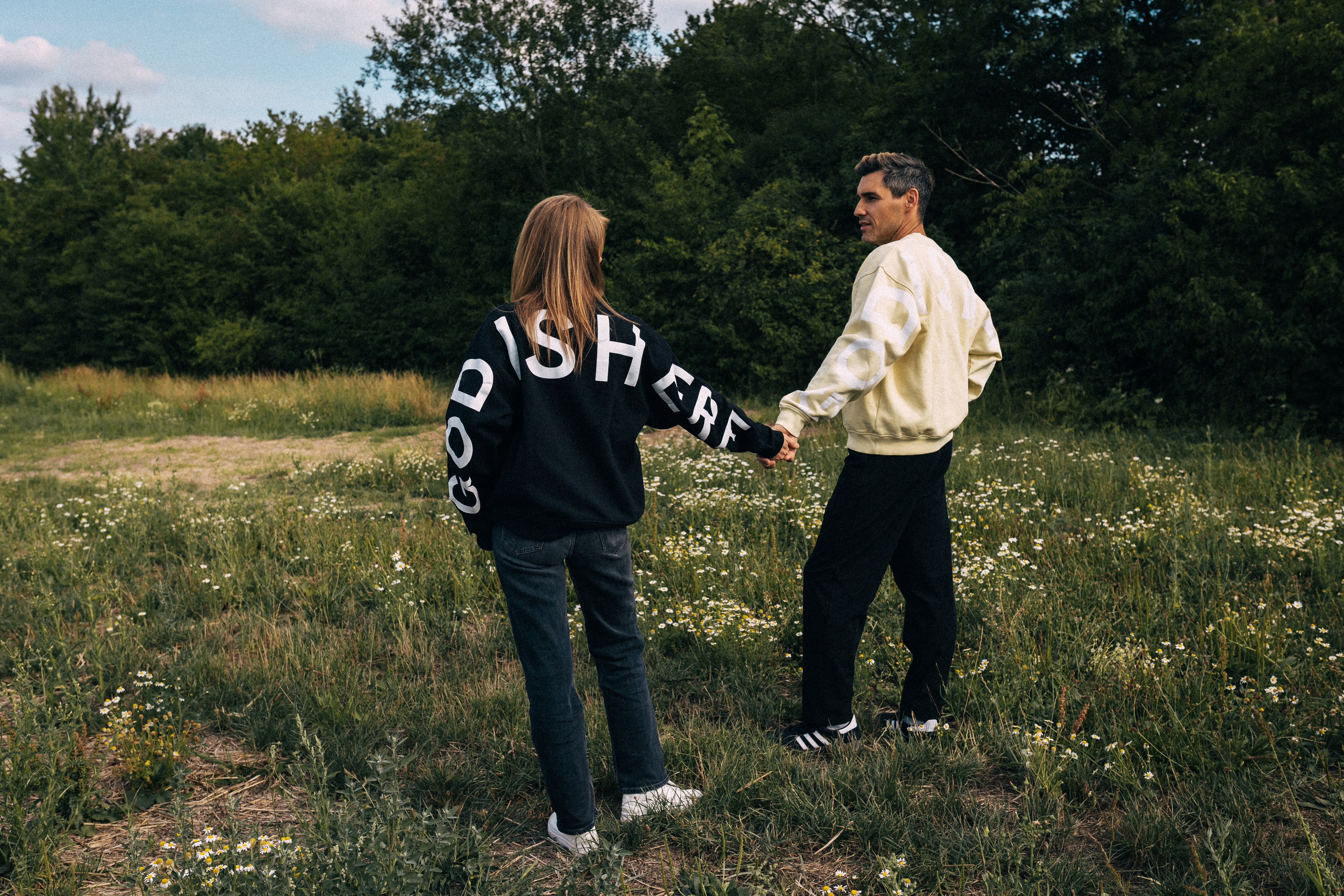 Sweater | GOD IS HERE | Edition 2026 - schwarz