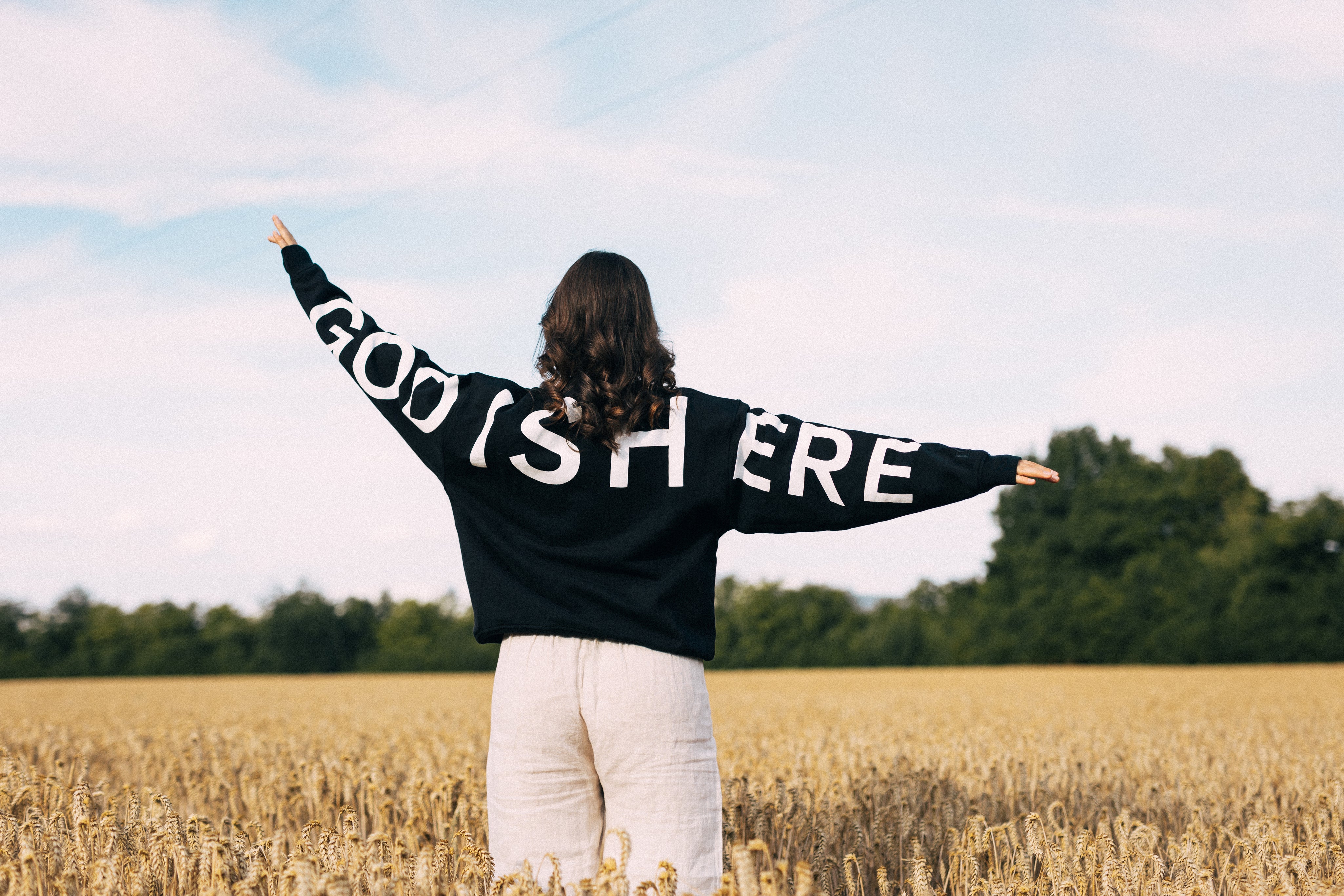 Sweater | GOD IS HERE | Edition 2026 - schwarz