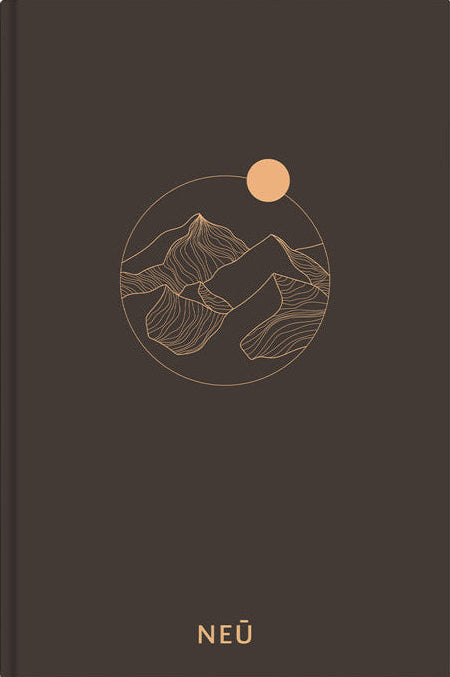 Neue Standardausgabe der NeÜ Bibel von Karl-Heinz Vanheiden mit Bergmotiv, Buchcover in natürlicher Darstellung.